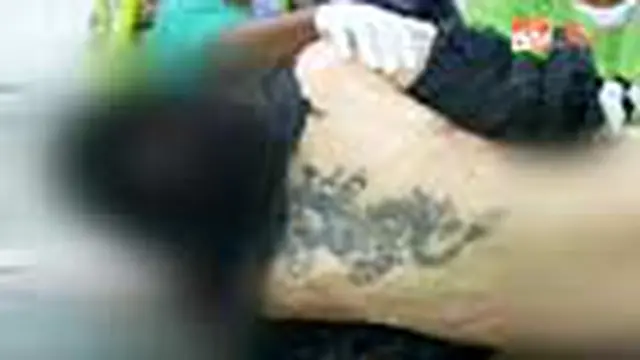 Seorang pria korban mutilasi ditemukan terbungkus karung di semak-semak di Kecamatan Purwasari, Karawang, Jabar. Kedua kaki korban hilang. 