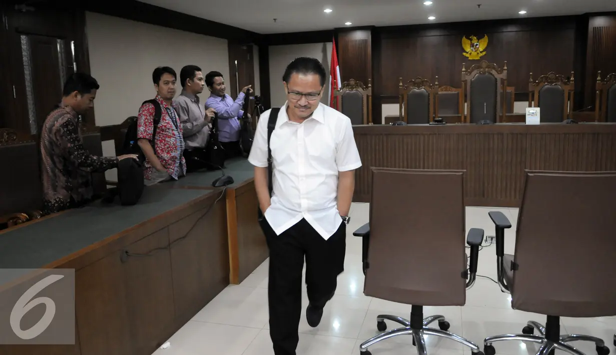 Ekspresi Bobby Reynold Mamahit usai menjalani sidang vonis di Pengadilan Tipikor, Jakarta, Rabu (10/8). Hakim memvonis Bobby Reynold Mamahit 5 tahun penjara, (Liputan6.com/Helmi Afandi)
