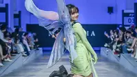 Fujianti Utami alias Fuji An menjadi salah satu selebriti yang melenggang di atas catwalk Jakarta Fashion and Food Festival (JF3) 2023. [Foto: IG/JF3_info].