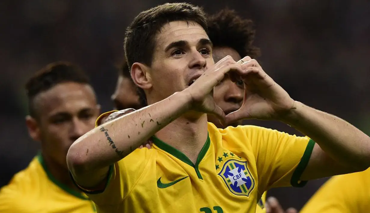 Gelandang Brasil, Oscar merayakan selebrasi usai mencetak gol ke gawang Prancis saat laga persahabatan di Stade de France, Prancis, Jumat (27/3/2015 ). Brasil menang 3-1 atas Prancis. (AFP PHOTO/Franck Fife)