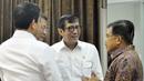 Wakil Presiden Jusuf Kalla (kanan) berdialog dengan sejumlah Menteri saat menghadiri rapat terbatas di Kantor Presiden, Komplek Istana Kepresidenan, Jakarta, Rabu (18/3/2015).(Liputan6.com/Faizal Fanani)