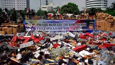 Puluhan ribu minuman keras dikumpulkan Dirjen Bea Cukai untuk dimusnahkan, Jakarta, Kamis (18/12/2014). (Liputan6.com/Johan Tallo)