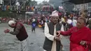 Umat Hindu Nepal melakukan ritual di sungai Bagmati selama festival Kuse aunsi di Kathmandu, Jumat (30/8/2019). Kuse Aunsi merupakan bentuk perayaan Hari Ayah bagi masyarakat Nepal.  (AP Photo/Niranjan Shrestha)