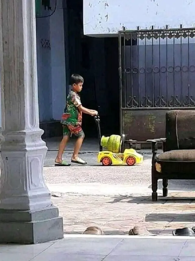 7 Momen Absurd Belanja di Warung Bikin Ngakak