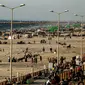 Sejumlah warga Palestina menikmati suasana pantai Kota Gaza, Jumat (22/6). Pantai Gaza menjadi pelipur bagi penduduk yang tak punya pilihan berwisata ke luar kota atau luar negeri. (AFP PHOTO/MAHMUD HAMS)