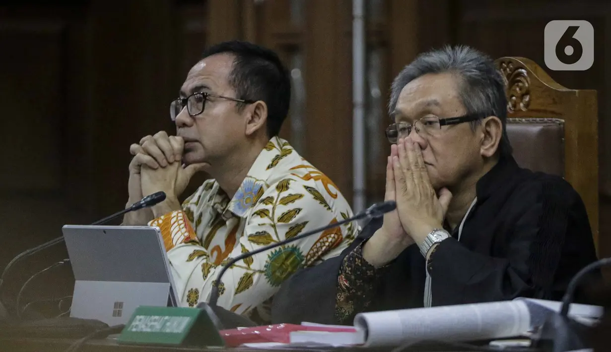 Terdakwa kasus TTPU dan korupsi pengadaan alat kesehatan di Pemprov Banten dan Pemkot Tangerang Selatan Tubagus Chaeri Wardana alias Wawan (kiri) bersama kuasa hukum saat menjalani sidang lanjutan di Pengadilan Tipikor Jakarta, Senin (20/1/2020). (Liputan6.com/Faizal Fanani)