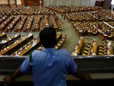 Suasana rapat paripurna di gedung DPR, Kompleks Parlemen, Senayan, Jakarta, Selasa (11/7). Sebanyak 185 anggota dewan dari 560 anggota mengikuti Rapat Paripurna tersebut. (Liputan6.com/Johan Tallo)