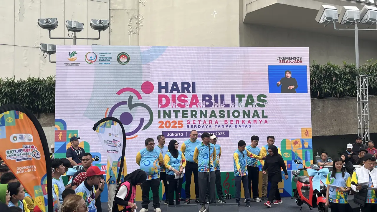 Wakil Menteri Sosial (Wamensos) Agus Jabo saat menghadiri Peringatan Hari Disabilitas Internasional di CFD Jakarta, Minggu (7/12/2025).