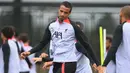 Bek Liverpool Joel Matip mengambil bagian dalam sesi latihan menjelang laga perdana Liga Champions Grup A di tempat latihan Liverpool di Liverpool, Inggris barat laut, Selasa (6/9/2022). Menantang Napoli, Liverpool tidak ideal dalam kondisi ideal akibat badai cedera. (Photo by Lindsey Parnaby / AFP)