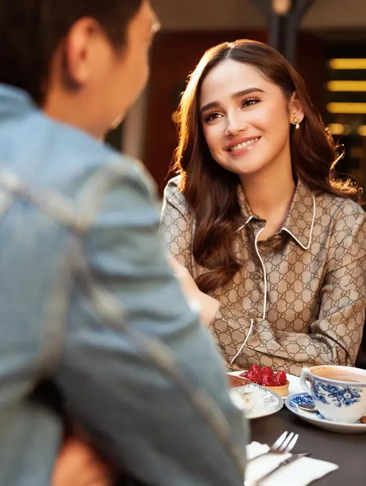 Dengan tatapan penuh makna, Syifa Hadju tampil cantik dengan set kemeja dan rok monogram dari Gucci. Dipadu dengan heels dan shoulder bag terbaru Gucci [