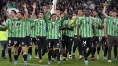 Para pemain Real Betis merayakan kemenangan usai bertanding melawan Rayo Vallecano pada semifinal Copa del Rey (Piala Raja) di Stadion Benito Villamarin, Spanyol (4/3/2022). Real Betis bermain imbang 1-1 saat menjamu Rayo Vallecano pada leg kedua semifinal Copa del Rey. (AFP/Cristina Quicler)