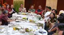 Menteri BUMN, Rini Soemarno ketika berbicara pada acara buka bersama sejumlah pemimpin redaksi media, di Plaza Mandiri, Jakarta, Rabu (22/6). Acara tersebut juga dihadiri sejumlah petinggi perusahaan pelat merah. (Liputan6.com/Angga Yuniar)