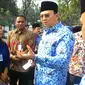 Beberapa pekerja harian lepas langsung menghampiri Ahok. Mereka curhat soal uang yang diterima sebagai PHL kerap dipotong.