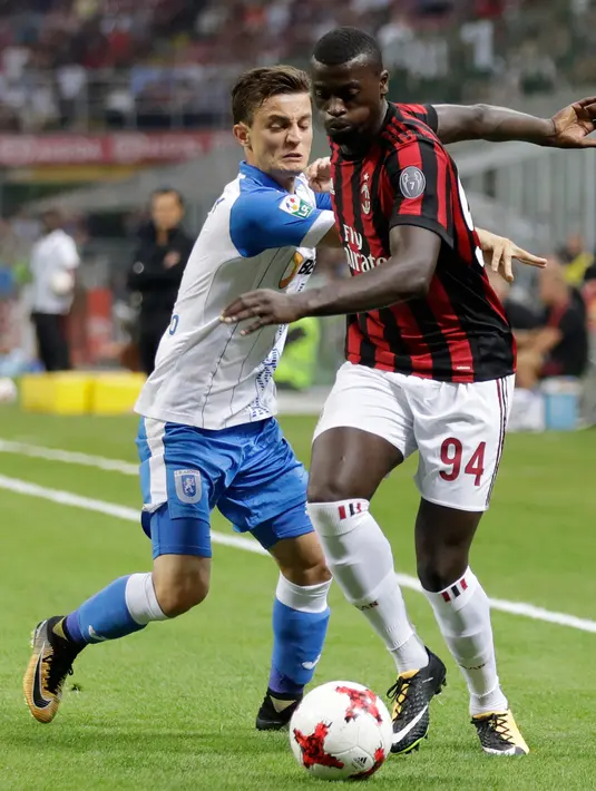 Penyerang AC Milan, M'Baye Niang berusaha melewati pemain U Craiova, Gustavo Vagenin saat bertanding di leg kedua babak 3 Liga Europa di San Siro, Milan, (3/8). AC Milan menang dengan agregat 3-0. (AP Photo / Antonio Calanni)