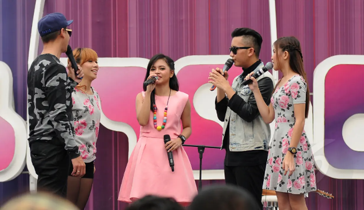 Pemenang keempat ajang Music Vidio Contest, Alif Ekacahya (tengah) saat memperkenalkan diri di atas panggung inBox SCTV di Cibinong, Bogor, Selasa (27/1/2015). (Liputan6.com/Helmi Fithriansyah) 