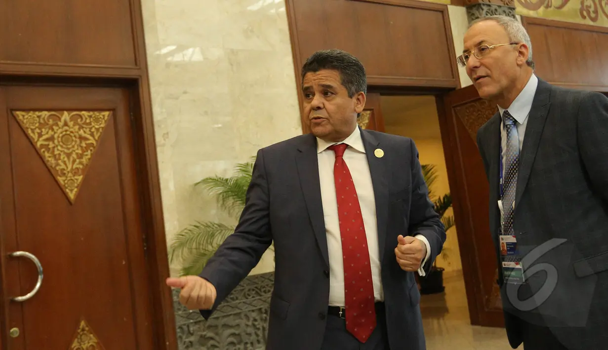 Menlu Libya Mohammed Al Dairi saat berbincang sebelum mengikuti sidang pleno kedua dalam Pertemuan Tingkat Menteri Asia Afrika di Jakarta Convention Center, Senin (20/4/2015). (Liputan6.com/Herman Zakharia)