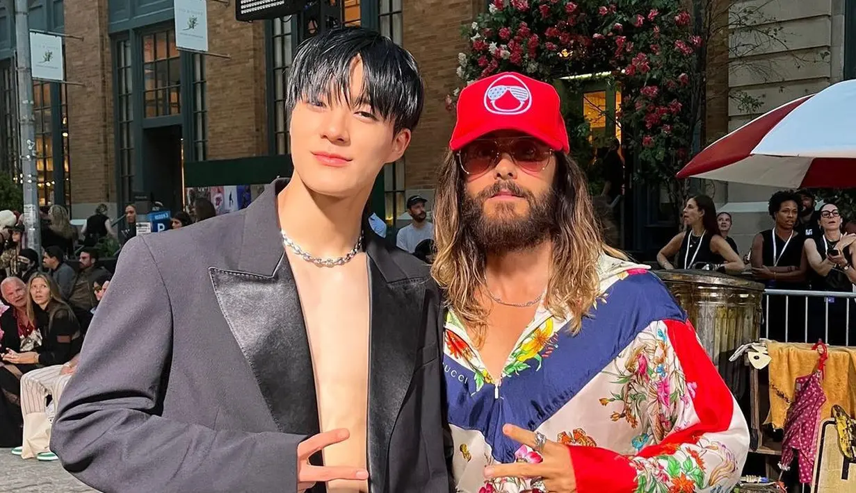 <p>Jeno NCT dan Jared Leto di Vogue World. (Instagram/nct)</p>