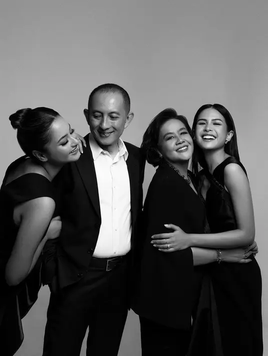 Sementara sang ibu tampil layaknya Lady Boss dengan setelan hitam-hitam [@akhairunnisa]