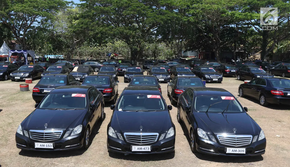 Mobil Toyota Camry dan Mercy E200 terlihat di Lapangan Lagoon Bali, Nusa Dua, Selasa (9/10). Sebanyak 865 unit kendaraan tersebut disiapkan untuk mengangkut delegasi Pertemuan Tahunan IMF-World Bank di Bali. (Liputan6.com/Angga Yuniar)