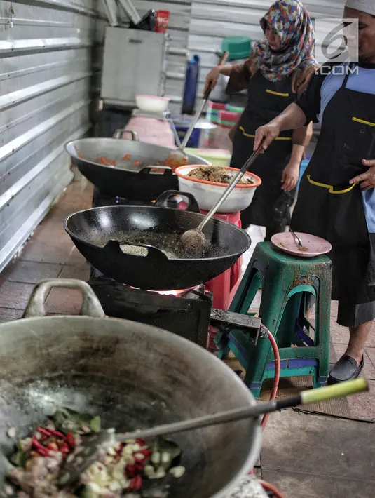 Kesibukan juru masak menyiapkan menu berbuka puasa di dapur umum Masjid Istiqlal, Jakarta, Selasa (7/5/2019). Selama bulan Ramadan, Masjid Istiqlal menyediakan 2.000 sampai 4.000 takjil dan nasi kotak bagi masyarakat yang berbuka puasa di masjid tersebut. (Liputan6.com/Faizal Fanani)