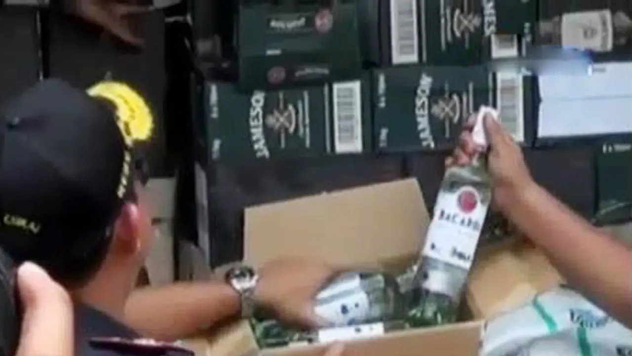 Kilas Indonesia: Puluhan Ribu Botol Miras Disidak Bea Cukai