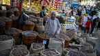 Penjual kurma menunggu pelanggan di pasar, distrik Sayyida Zeinab, pusat kota Kairo, pada Kamis 12 Februari 2026. Umat muslim di berbagai negara bersiap menyambut datangnya bulan suci Ramadan. (Khaled DESOUKI/AFP)