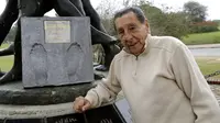 Legenda sepak bola Uruguay Alcides Ghiggia berfoto di monumen cap kakinya, di Montevideo pada 4 Juni 2010. Ghiggia meninggal dunia pada 16 Juli 2015, tepat 65 tahun setelah ia mencetak gol yang menentukan kemenangan Uruguay 2-1 atas Brasil, pada final Pia