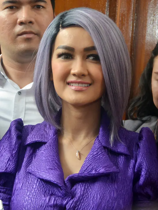 Jupe resmi menyandang status janda untuk kedua kalinya. Dalam sidang di Pengadilan Negeri Jakarta Selatan, Kamis (12/5/2016). (Nurwahyunan/Bintang.com)