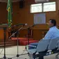 Mantan Sekda Jabar Iwa Karniwa mendengarkan pembacaan tuntutan jaksa penuntut umum dari KPK, Senin (24/2/2029). (Liputan6.com/Huyogo Simbolon)