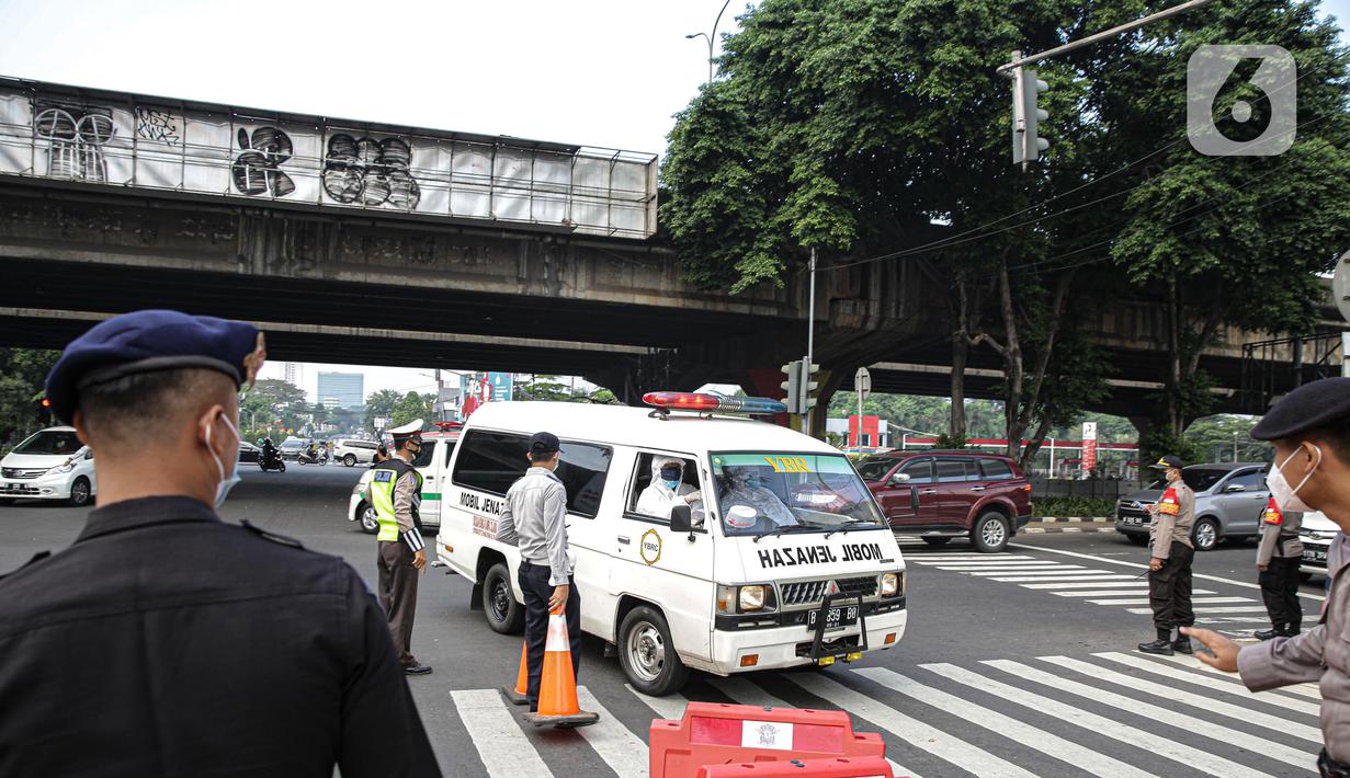 Petugas Polisi dan Dishub menyekat ruas Jalan Simatupang mengarah ke Fatmawati, Jakarta, Sabtu (10/7/2021). Penambahan titik penyekatan jalan seperti ruas Jalan Simatupang, Jalan Antasari, dan Jalan Raya Cijantung untuk mempertegas bahwa Jakarta masih masa PPKM Darurat. (Liputan6.com/Faizal Fanani)