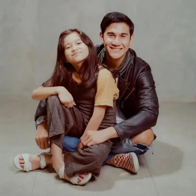 6 Momen Kedekatan Vino G. Bastian dan Graciella Abigail, Ayah Anak di Miracle In Cell No. 7