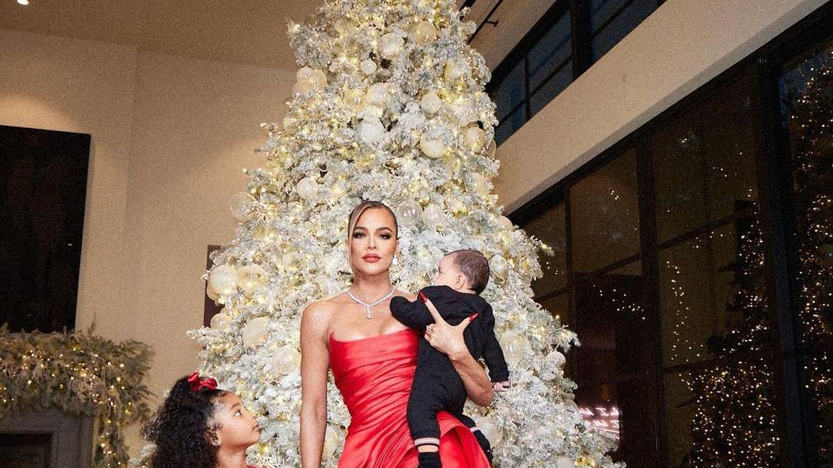 Gaya Glamor Menghipnotis Khloe Kardashian di Pesta Natal, Gaun Merah