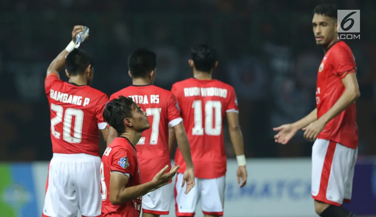 Bek Persija, M Rezaldi Hehanusa berdoa usai mencetak gol ke gawang PS TNI pada lanjutan Liga 1 Indonesia di Stadion Patriot Candrabhaga, Bekasi, Sabtu (30/9). Persija menang 4-1. (Liputan6.com/Helmi Fithriansyah)