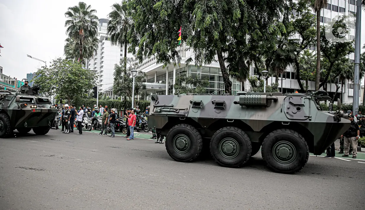 Alat utama sistem senjata (alutsista) milik TNI menjadi perhatian warga saat perayaan HUT ke-77 TNI di Bundaran HI, Jakarta, Rabu (5/10/2022). Kegiatan yang diikuti oleh seluruh kesatuan jajaran TNI ini dalam rangka menyambut HUT ke-77 TNI. (Liputan6.com/Faizal Fanani)