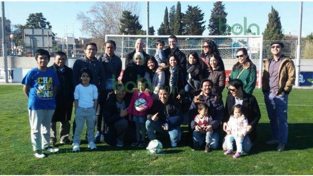 Walau sedang dibekap cedera tangan, Evan Dimas tetap antusias menyambut kedatangan sejumlah warga Indonesia yang berkunjung ke kamp latihan Espanyol B, Spanyol, pada Sabtu (20/2/2016) waktu setempat.