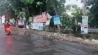 APK yang terpasang di pohon-pohon di sepanjang ruas jalan di perumahan Kota Bekasi dikeluhkan warga karena merusak pohon dan estetika kota. (Foto: Liputan6.com/Bam Sinulingga)