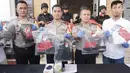 Kapolres Tangerang Selatan AKBP Ferdy Iriawan (kedua kanan) beserta jajarannya menunjukan barang bukti beserta tersangka kasus pembunuhan buruh pabrik di Kabupaten Tangerang, di Mapolres Tangerang Selatan, Kamis (5/7). (Merdeka.com/Arie Basuki)