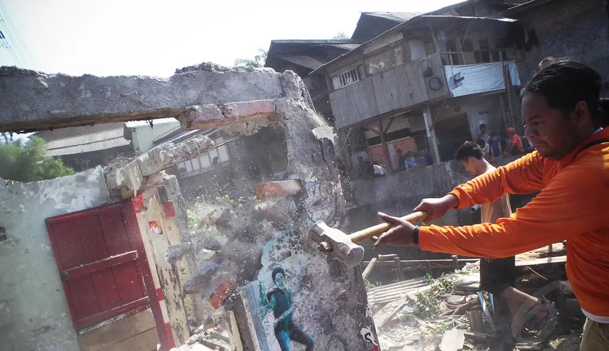Proses penertiban yang dilakukan petugas Satpol PP terhadap bangunan di bantaran Kali Mampang, Jakarta, Senin (18/8/14). (Liputan6.com/Faizal Fanani)