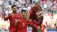 Para pemain Portugal merayakan gol Ricardo Quaresma saat melwan Meksiko pada laga Piala Konfederasi 2017 grup A di Kazan Arena, (18/6/2017). Portugal bermain imbang 2-2. (AP/Martin Meissner)