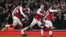 Para pemain Arsenal merayakan gol yang dicetak Shkodran Mustafi ke gawang Tottenham pada laga Premier League di Stadion Emirates, London, Sabtu (18/11/2017). Arsenal menang 2-0 atas Tottenham. (AFP/Daniel Leal-Olivas)