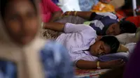 Sejumlah pengungsi etnis Rohingya beristirahat di tempat penampungan, Kuala Langsa, Aceh (25/5/2015). Pemerinta RI mengalokasikan bantuan sebesar Rp 2,3 Miliar untuk pengungsi Rohingya yang berada di Aceh. (Reuters/Darren Whiteside)
