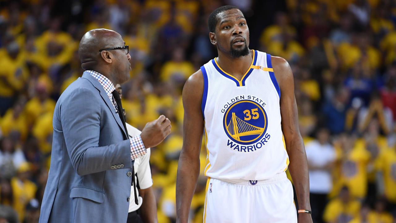 Pelatih sementara Golde Warriors, Mike Brown saat mendampingi timnya bertanding