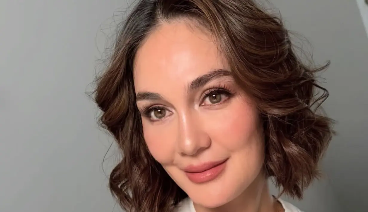 Riasan mata pun dibuat soft tanpa eyeshadow cerah. Bulu matanya terlihat lentik dengan alis mata on fleek. [@nooibeauty]