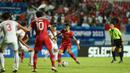 Pemain Timnas Indonesia U-23, Alfeandra Dewangga (kanan), menendang bola ke gawang Timnas Vietnam dalam pertandingan final Piala AFF U-23 2023 yang berlangsung di Rayong Province Stadium, Thailand, Sabtu (26/8/2023) malam WIB. (Dok. PSSI)