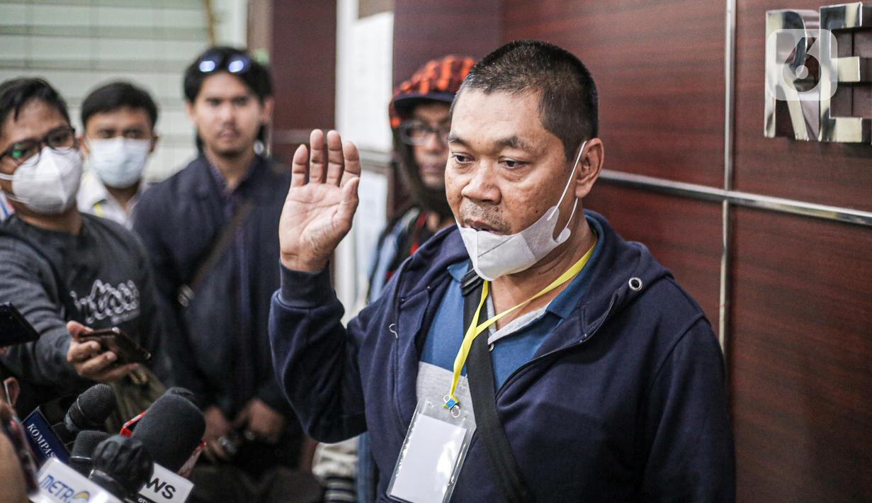 Salah seorang keluarga korban tragedi Kanjuruhan menyampaikan keterangan usai mendatangi Kantor Komisi Nasional Hak Asasi Manusia (Komnas HAM) di Jakarta, Kamis (17/11/2022). Pertemuan yang berlangsung secara tertutup tersebut hendak menyampaikan aspirasi terkait peristiwa pada 1 Oktober 2022 yang menewaskan 135 orang suporter sepak bola. (Liputan6.com/Faizal Fanani)