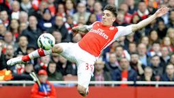 Bek Arsenal, Hector Bellerin, berusaha mengontrol bola saat pertandingan melawan Chelsea pada lanjutan Premier League di Stadion Emirates, London (26/4/2015).  Bellerin, dikabarkan akan kembali ke Barcelona. (EPA/Gerry Penny)
