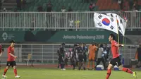 Pemain Timnas Korea Selatan U-23, Son Heung-min, setelah menyabet medali emas sepak bola putra Asian Games 2018 di Stadion Pakansari, Cibinong, Sabtu (1/9/2018). (Bola.com/Dok. INASGOC)