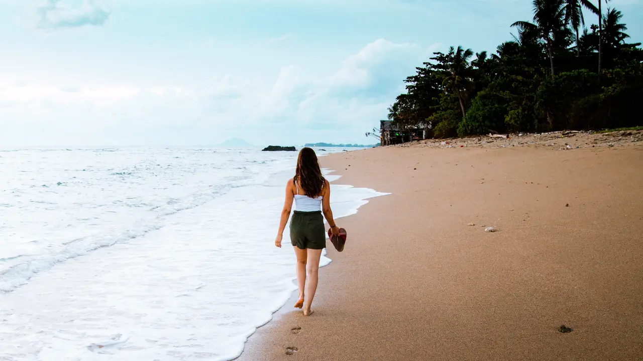 Jalan tanpa alas kaki.(sumber: Unsplash/Taneli Lahtinen)