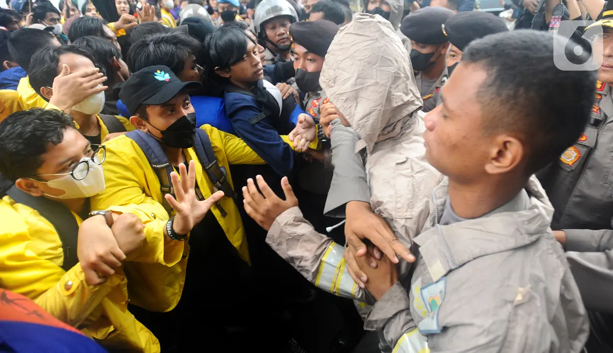 Petugas kepolisian saling dorong dengan mahasiswa yang demonstrasi menolak kenaikan harga BBM di kawasan Patung Kuda, Jakarta, Kamis (8/9/2022). Aksi saling dorong tersebut terjadi saat massa memaksa merangsek maju ke kawasan Istana Merdeka untuk menyampaikan aspirasi dan tuntutan langsung ke Presiden Joko Widodo. (merdeka.com/Arie Basuki)