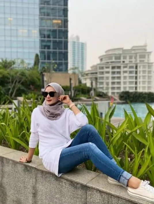 Ade Maya selalu bisa memadupadankan busana dengan baik. Wajah cantik dengan hijabnya tersebut berhasil membuatnya kerap banjir pujian netizen.  (Instagram/mayamaula9)